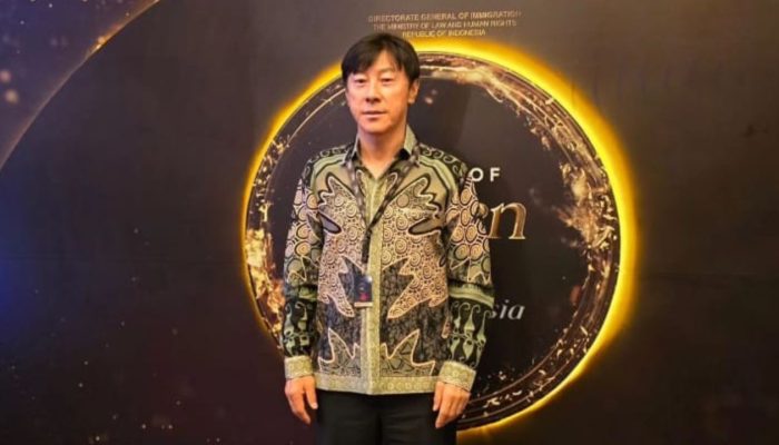 Presiden Jokowi Luncurkan Golden Visa Indonesia, Diberikan ke Pelatih Shin Tae-yong