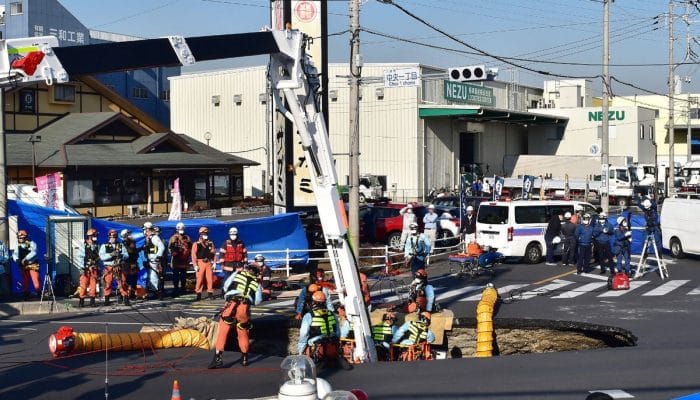 2 Lubang Sinkhole di Jepang: Pengemudi Truk Dikabarkan Terjebak Selama 24 Jam