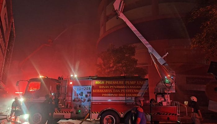 Kebakaran Glodok Plaza Baru dapat Dipadamkan Setelah 10 Jam, Petugas Damkar Ganti Shift Tiap 1 Jam
