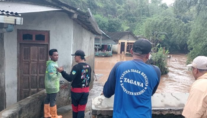 Kondisi Banjir di Kediri, Air Setinggi Dada Orang Dewasa Rendam Rumah Warga