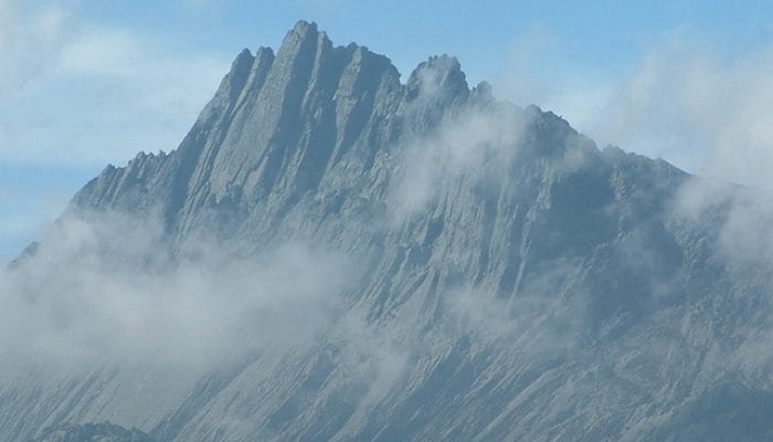 2 Pendaki Dikabarkan Meninggal Dunia di Puncak Cartensz
