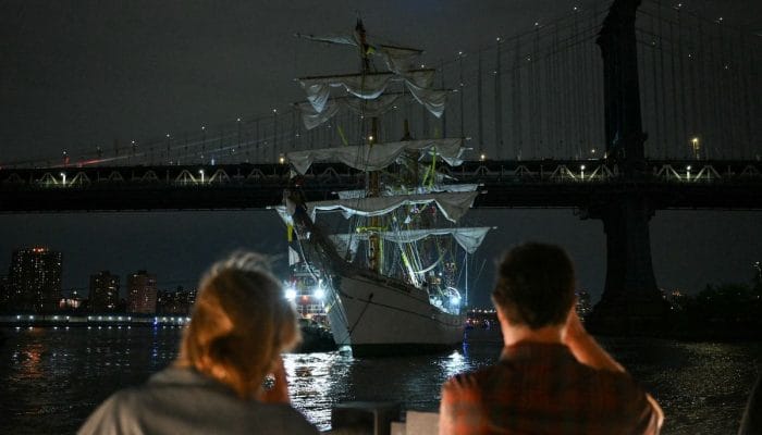 Jembatan Brooklyn New York Ditabrak Kapal AL Meksiko, 2 Korban Meninggal Dunia, 19 Cedera