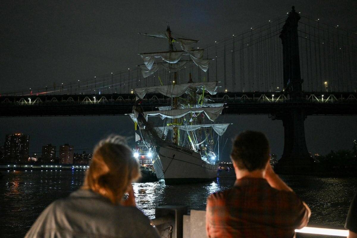 Jembatan Brooklyn New York Ditabrak Kapal AL Meksiko, 2 Korban Meninggal Dunia, 19 Cedera