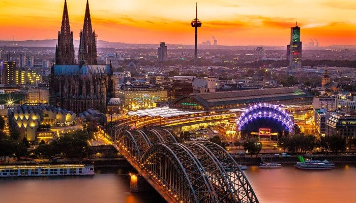 Operasi Penjinakkan Bom Sisa WW II Berlangsung di Kota Bersejarah Köln, Jerman
