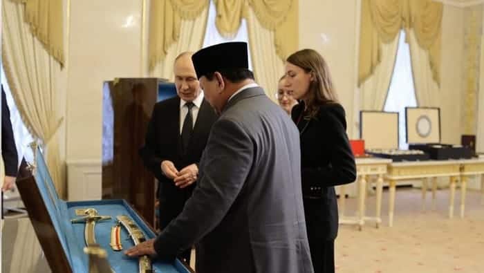 Pertemuan Prabowo dan Putin Dihiasi Pertukaran Cendera Mata Tanda Persahabatan