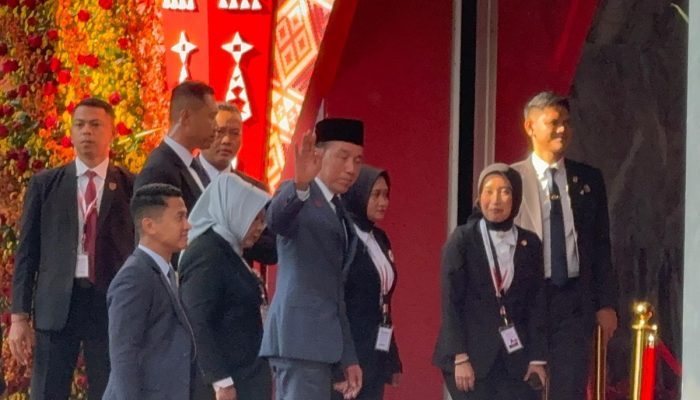 Jokowi Hadiri Sidang Tahunan di MPR, Tampil dengan Setelan Jas