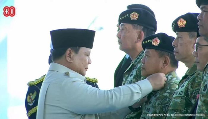 Prabowo Anugerahkan Pangkat Jenderal Kehormatan kepada Lima Tokoh Nasional