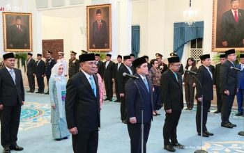 Prabowo Resmi Lantik Djamari Chaniago Jadi Menko Polkam Gantikan Budi Gunawan