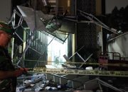 Gedung Farmasi di Tangsel Meledak, Atap Roboh dan Pecahan Kaca Berserakan ke Jalan
