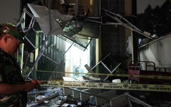 Gedung Farmasi di Tangsel Meledak, Atap Roboh dan Pecahan Kaca Berserakan ke Jalan