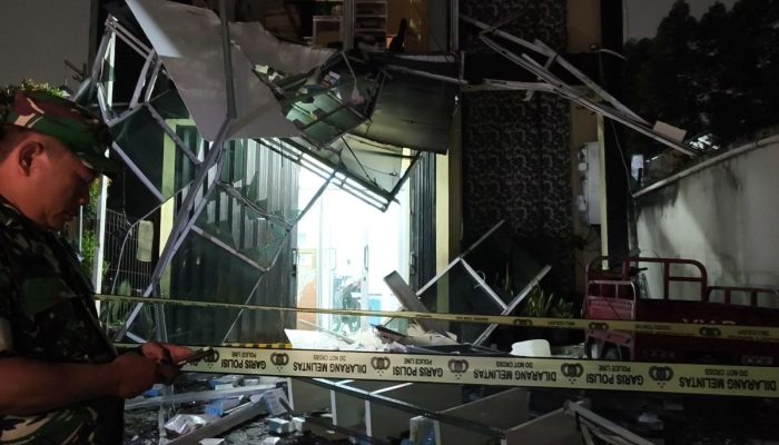 Gedung Farmasi di Tangsel Meledak, Atap Roboh dan Pecahan Kaca Berserakan ke Jalan
