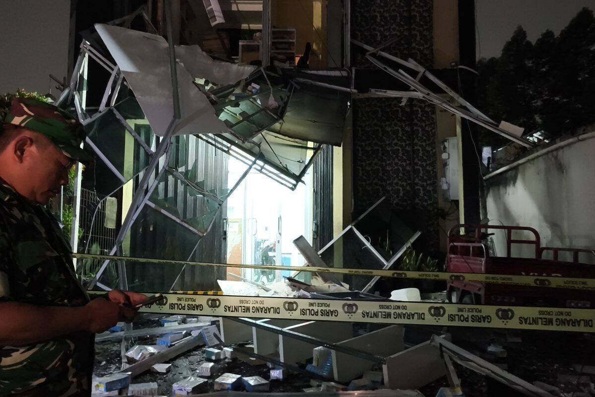 Gedung Farmasi di Tangsel Meledak, Atap Roboh dan Pecahan Kaca Berserakan ke Jalan