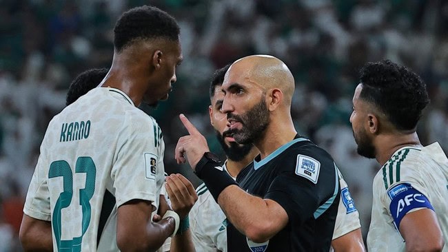 Wasit Ahmad Al Ali Buktikan Netralitas Saat Pimpin Laga Indonesia vs Arab Saudi