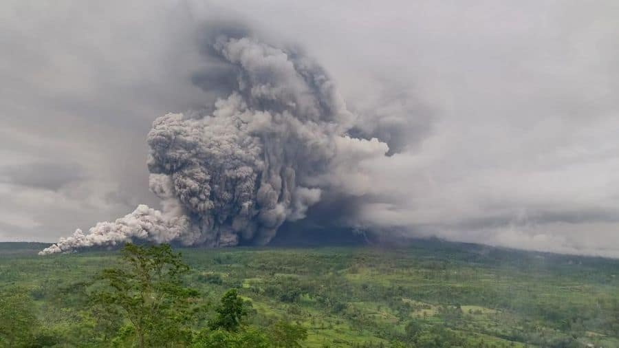 Gunung Semeru Erupsi, Tiga Desa Terdampak dan 300 Warga Mengungsi