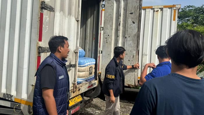 Polda Metro Jaya Bongkar Ratusan Balpres Ilegal Tujuan Pasar Senen