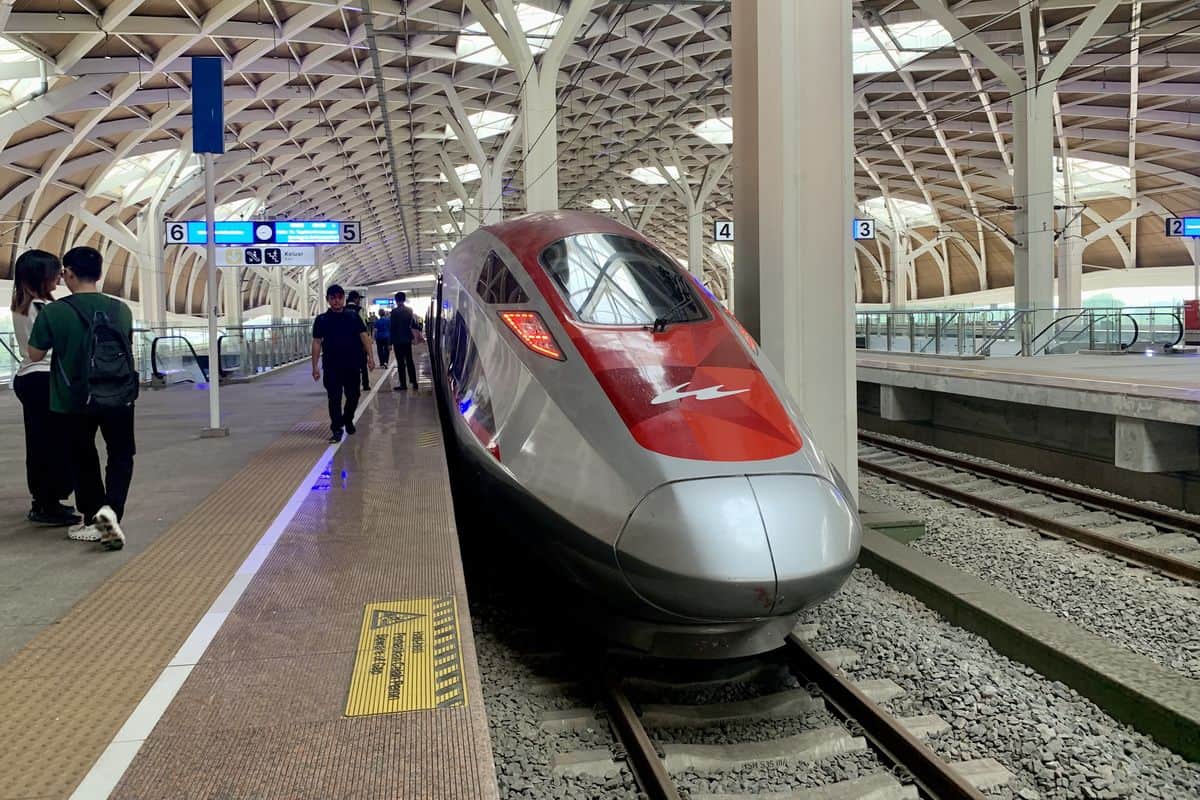 Prabowo Ambil Alih Utang Whoosh, Janjikan Pelunasan dari Uang Rampasan Koruptor