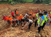 Lebih dari 20 Warga Hilang dalam Longsor Cibuyut, Polisi Kerahkan 155 Personel