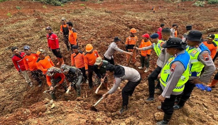 Lebih dari 20 Warga Hilang dalam Longsor Cibuyut, Polisi Kerahkan 155 Personel