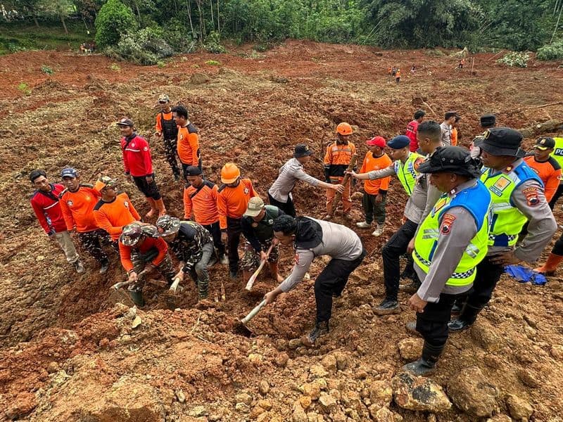 Lebih dari 20 Warga Hilang dalam Longsor Cibuyut, Polisi Kerahkan 155 Personel