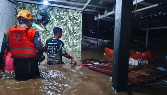 Hujan Deras Picu Banjir di Jember, Ribuan Rumah Terendam dan Warga Mengungsi